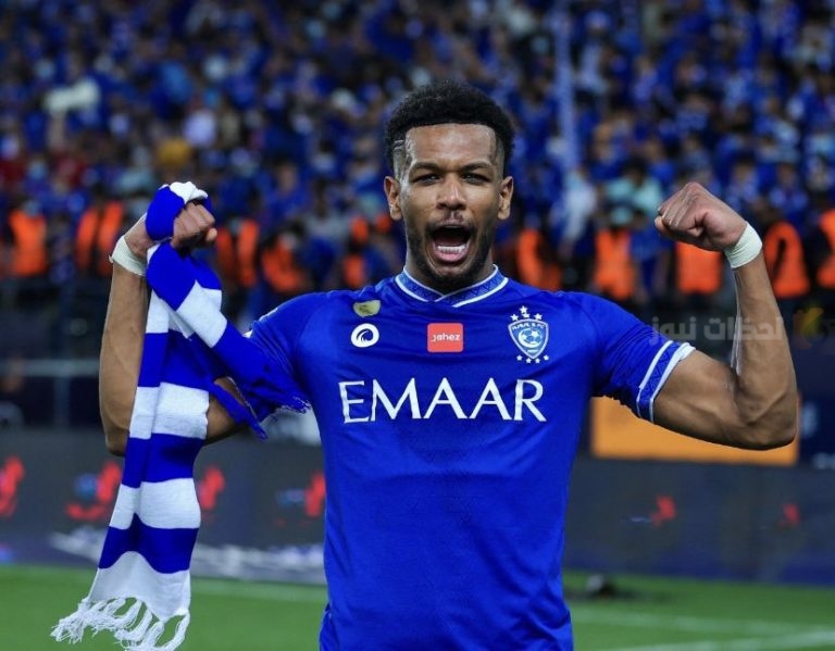 نجم الهلال يفضل الانتقال للاتحاد ويتجاهل عرض الأهلي
