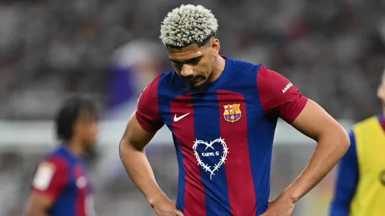 مانو كارينو يشيد بنجاح برشلونة في تجديد عقد أراوخو