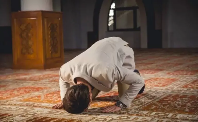إذا أراد المصلي أن يصلي فماذا يفعل؟