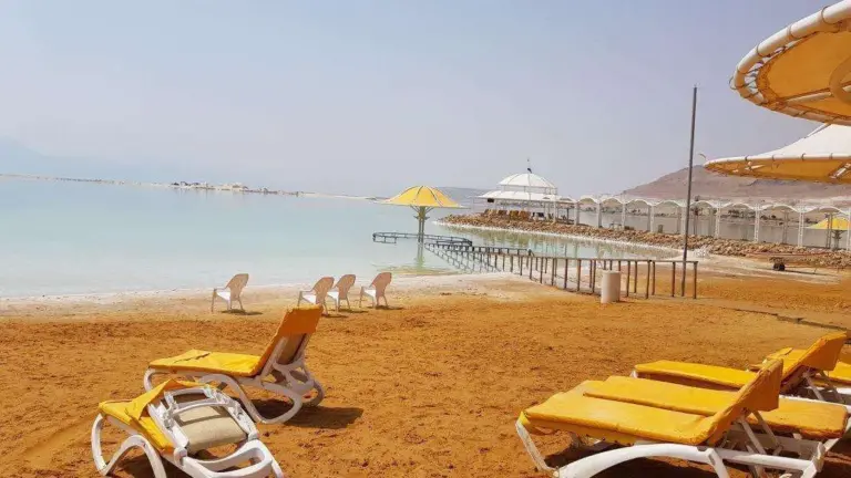 كيفية التواصل مع المناطق السياحية في البحر الميت وطرق الوصول إليه