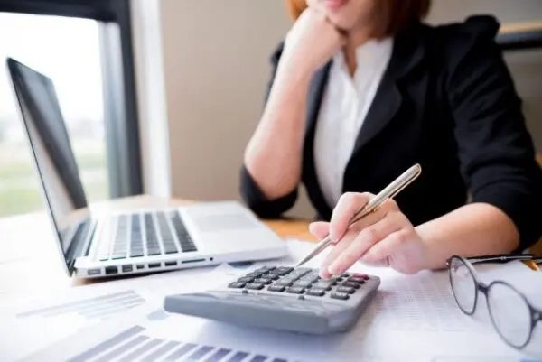 كيفية حساب مكافأة نهاية الخدمة بالسعودية للموظفين وللمعلمين