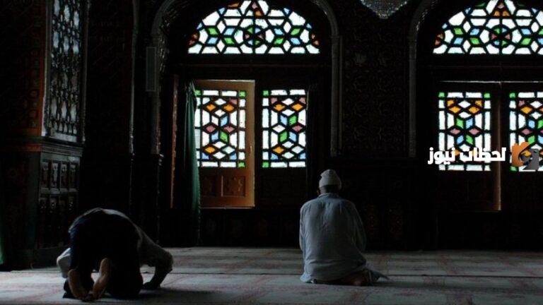 عند القيام للصلاة كيف تكون وضعيه اليدين للمصلي في الصلاة
