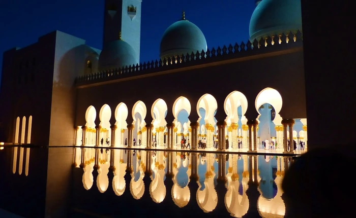 عند دخول المسجد فإني أبدأ برجلي اليسرى. صواب خطأ