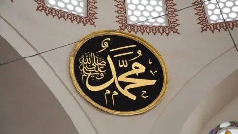 لماذا ابتداء النبي صلى الله عليه وسلم الأعمال التى تقرب إلى الجنة بالتوحيد؟