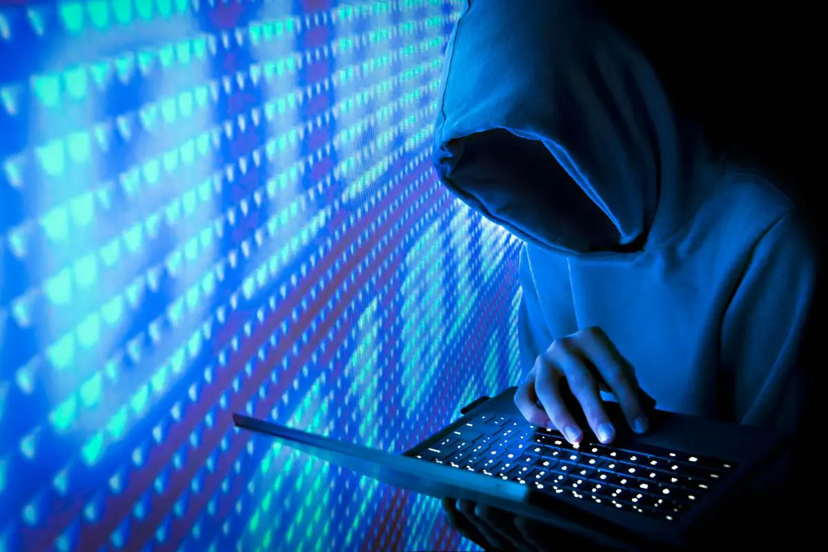 ما هي الجرائم الإلكترونية وكيفية تفاديها