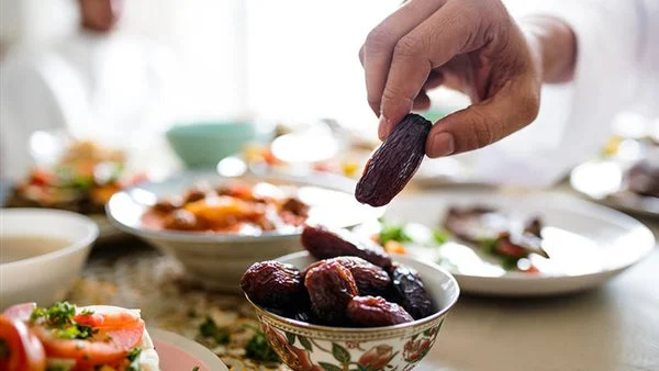 هل تذوق الطعام أثناء طبخه في رمضان يفطر؟