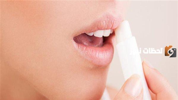 هل يجوز استعمال مرطب الشفاه في رمضان؟