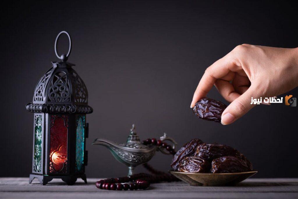 هل يجوز لمن أفطر بإنزال المني في رمضان الأكل والشرب؟