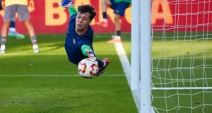 برشلونة يعلن التعاقد مع المدافع الغاني حافظ غاريبا