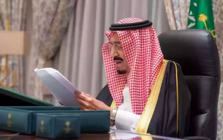 من هم المستفيدين من العفو الملكي السعودي الجديد وكيفية التسجيل في العفو 1447