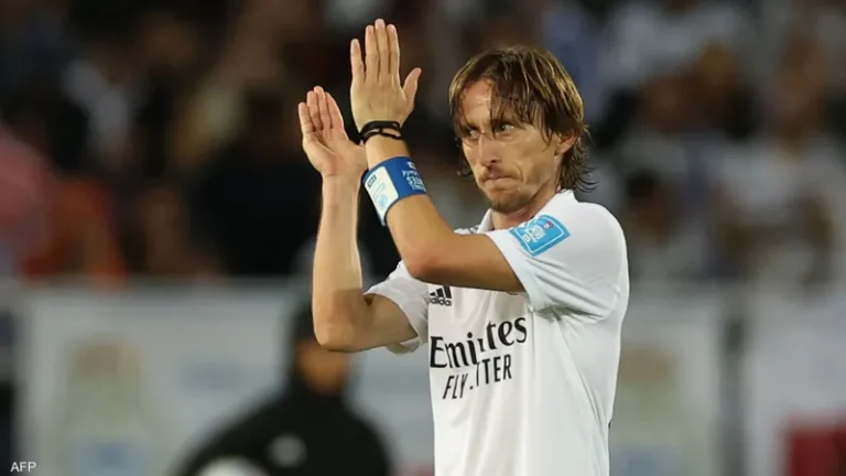 جماهير ريال مدريد تختار مودريتش لتعويض غياب سيبايوس