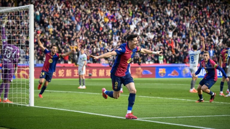 ليفاندوفسكي يسجل هدفًا حاسمًا لتأمين فوز برشلونة ضد ريال سوسيداد