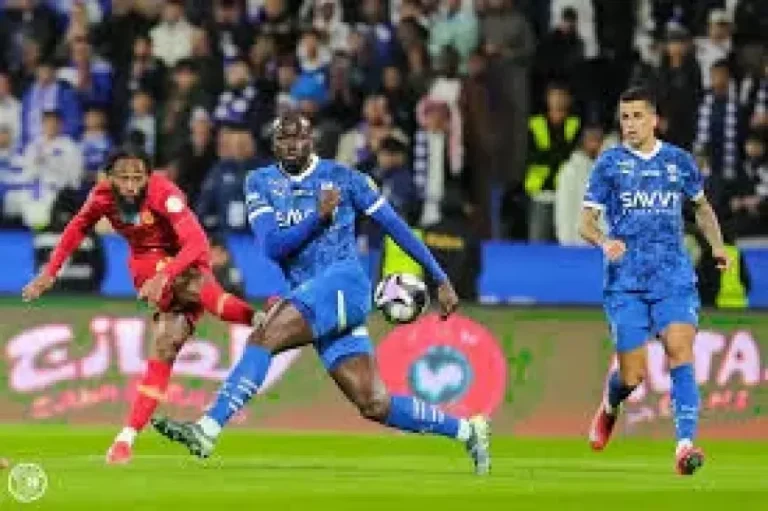 الهلال يسقط في فخ التعادل أمام ضمك في دوري روشن السعودي