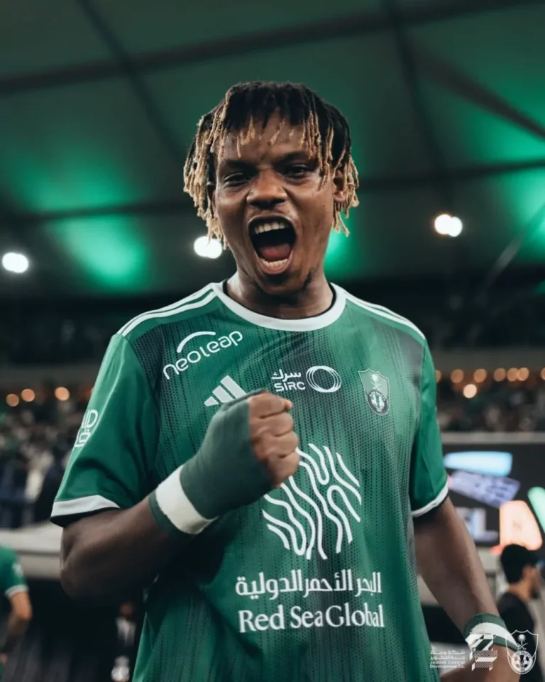 الأهلي السعودي يجدد عقد ريان حامد حتى 2027