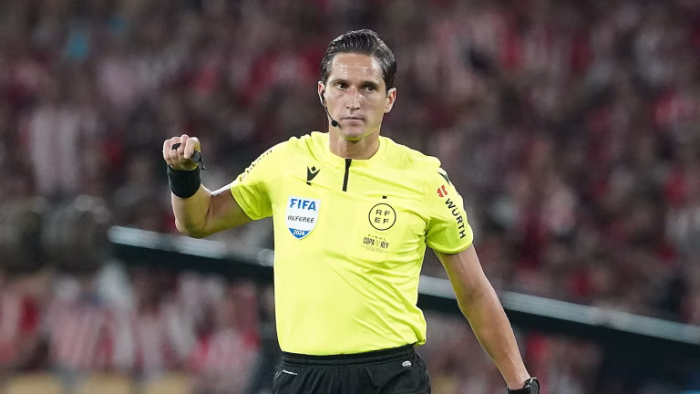 رابطة الدوري الإسباني تستبعد الحكام مونويرا ومونتيرو بعد الجدل في مباراة ريال مدريد وأوساسونا