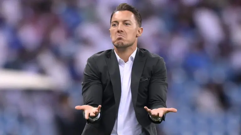 أسطورة الهلال يعرب عن دهشته من نجوم الزعيم.. ويطالب المدرب “يايسله” بمعاقبتهم جميعًا!!
