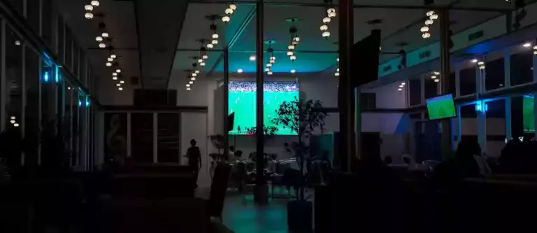أفضل الكافيهات لعرض مباريات السعودية 1447 وطرق الحجز