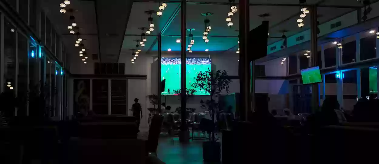 أفضل الكافيهات لعرض مباريات السعودية 1447 وطرق الحجز