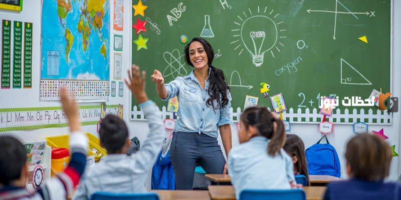 اليوم العالمي للمدرس بالفرنسية والترجمة وإذاعة كاملة عنه