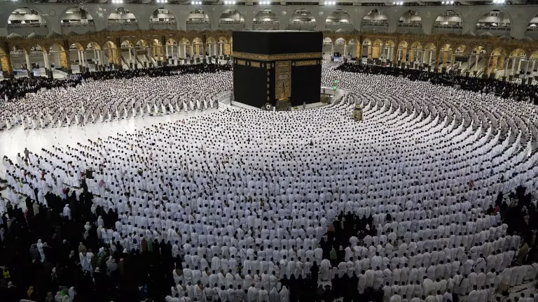 جدول صلاة التراويح في المسجد الحرام طوال شهر رمضان المبارك 2025
