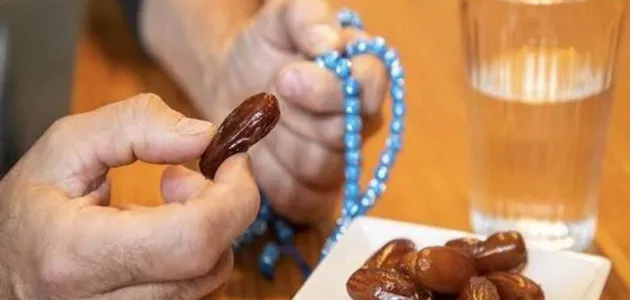كبير السن العاجز عن الصيام يفطر ويطعم عن كل يوم كيلو ونصف …. أكمل