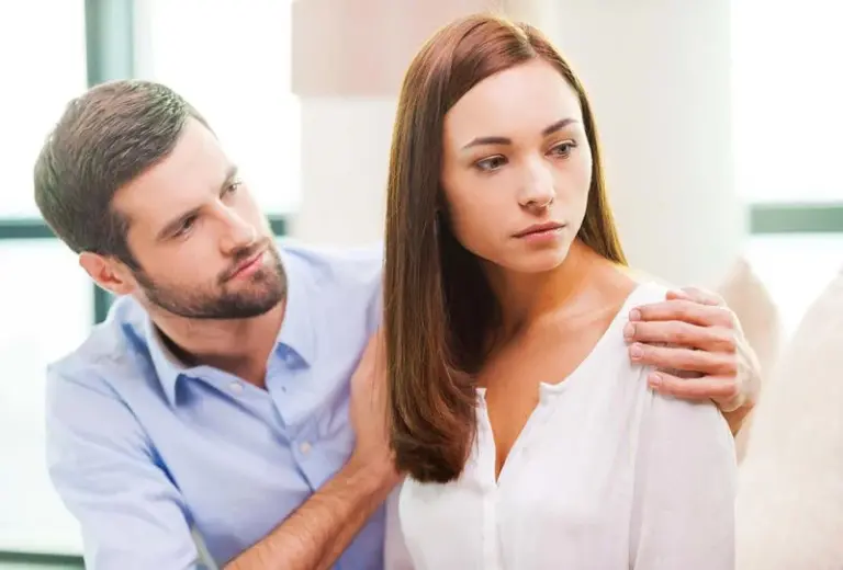 كيف ألفت انتباه زوجي وأنا زعلانة (7 طرق فعالة)