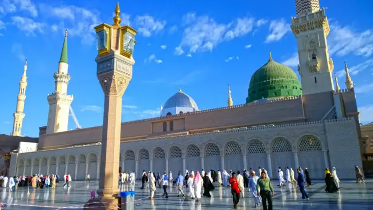كيف كان يوم النبي وليلته في رمضان؟