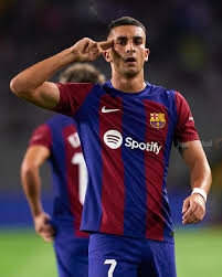 برشلونة يبدأ مفاوضات تجديد عقد فيران توريس وسط ترحيب من اللاعب