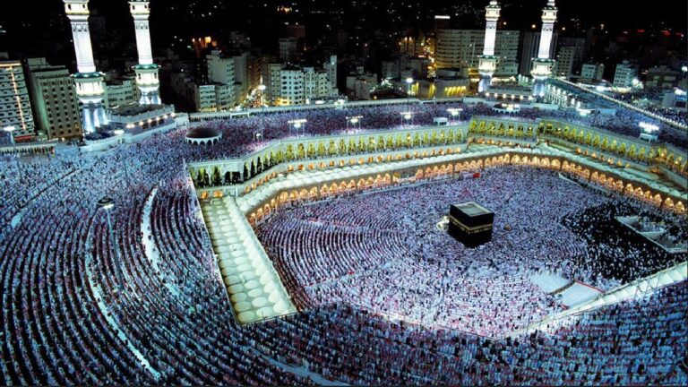 جدول أئمة الحرم المكي في العشر الأواخر من رمضان 1447 لصلاة التراويح ومواعيد السحور والإفطار