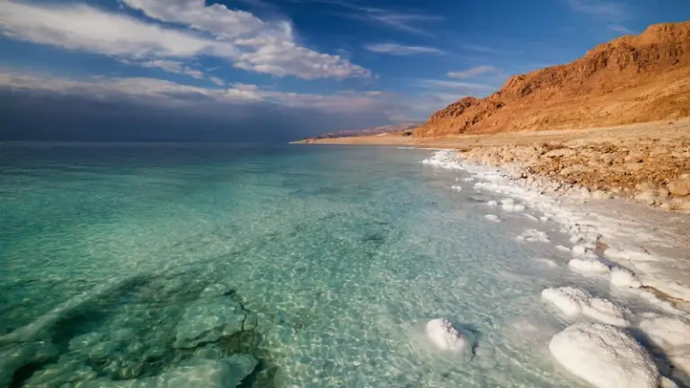 ما هي أخفض نقطة على سطح الكرة الأرضية وأين تقع؟