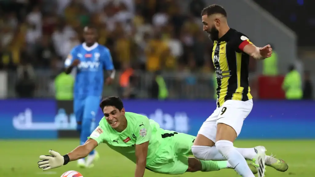 القنوات الناقلة لمباراة الهلال والاتحاد