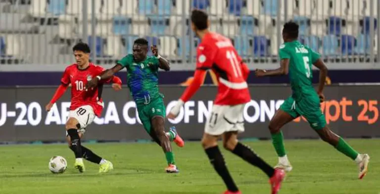 منتخب مصر يتلقى خسارة قاسية بأربعة أهداف أمام سيراليون في كأس أمم أفريقيا للشباب.