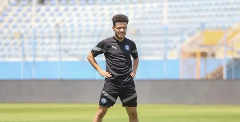مصطفى فتحي يفوت فرصة تسجيل هدف لبيراميدز أمام مرمى حرس الحدود الخالي.