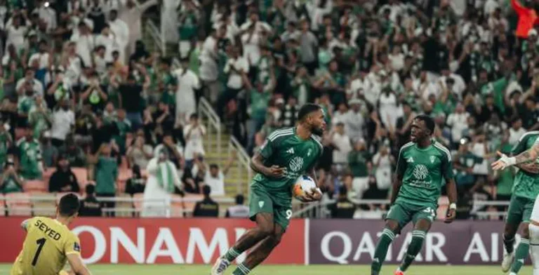 أهلي جدة يحقق فوزًا بثلاثية على الهلال ويتأهل إلى نهائي دوري أبطال آسيا للنخبة.