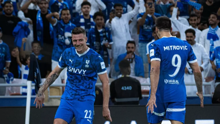 الهلال يسطع في سماء آسيا محققا إنجازا لم يسبق له مثيل
