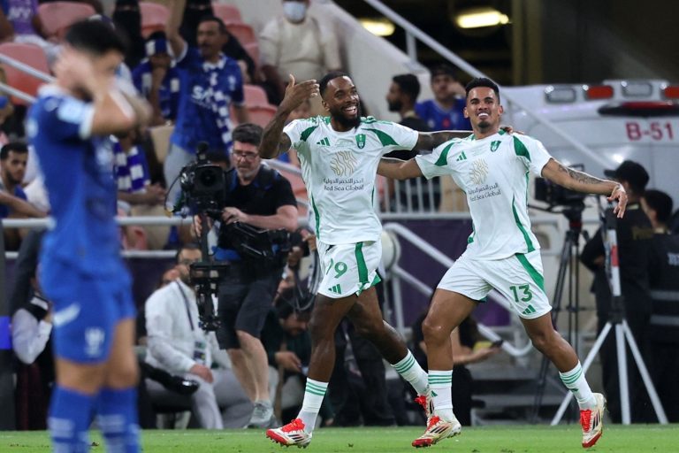 الأهلي يتفوق على الهلال بثلاثية ويتأهل إلى نهائي دوري أبطال آسيا للنخبة.
