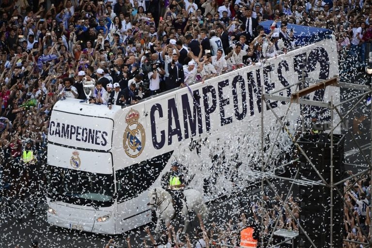 جماهير ريال مدريد ترفع لافتة تحفيزية قبل مواجهة أرسنال المرتقبة