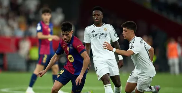 برشلونة يحتفل بلقب كأس ملك إسبانيا بعد الفوز على ريال مدريد بثلاثة أهداف دون رد.