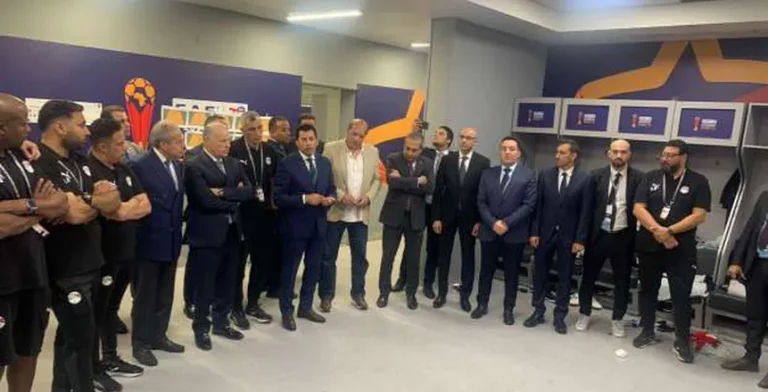 وزير الرياضة وأبو ريدة يهنئان منتخب الشباب بعد انتصاره على جنوب أفريقيا.