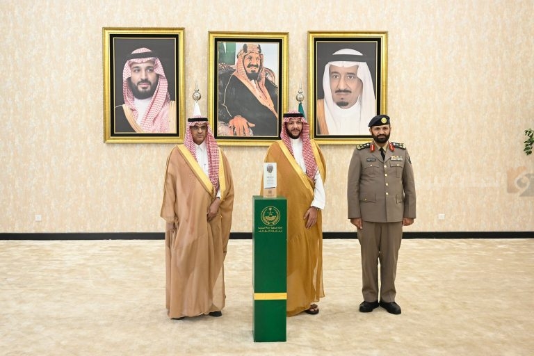 محافظ الطايف يكرم مدير التعليم لمشاركته بتمرين سيول الدفاع المدني