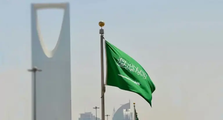 بأمر ملكي | إلغاء سعودة 13 مهنة.. فرصة جديدة للمقيمين والتقديم والرابط من هُنــــا