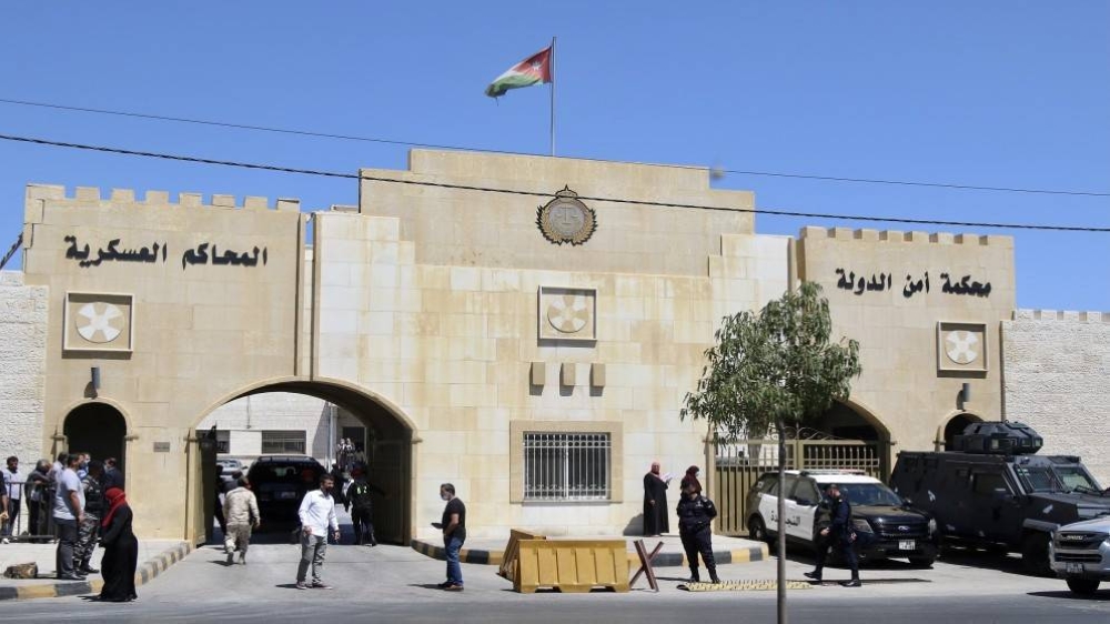 الأردن: حكم بالسجن 20 عاماً على أربعة إرهابيين بتهمة حيازة مواد متفجرة وأسلحة وذخائر.