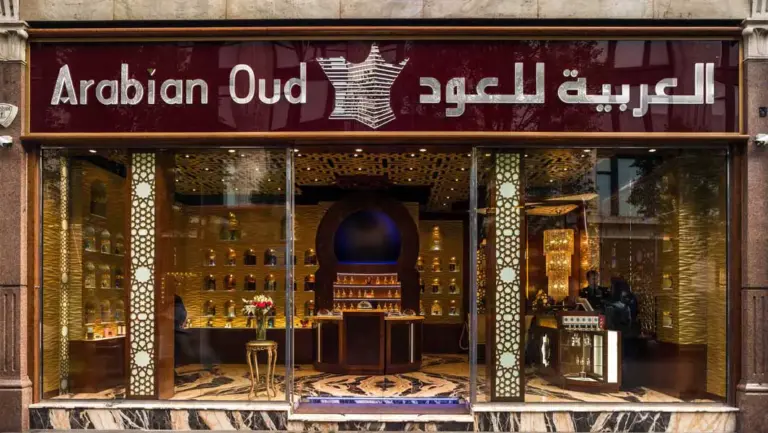 نجل مؤسس “العربية للعود” يروي تفاصيل سرقة حقيبة عود من والده بقيمة 60 ألف دولار في سنغافورة.. ويوضح طرق الغش في العود