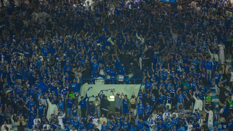 جماهير الهلال تتقاطر نحو ملعب الإنماء في حضور جماهيري غير مسبوق