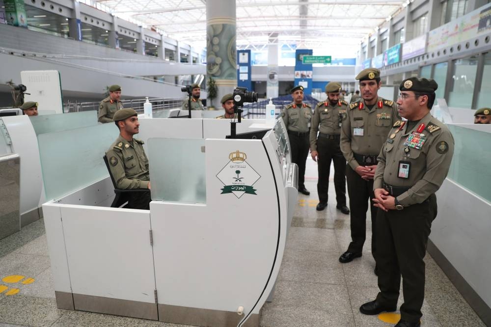 جهاز المربع يراقب صالات الحج في جوازات مطار الملك عبد العزيز الدولي.