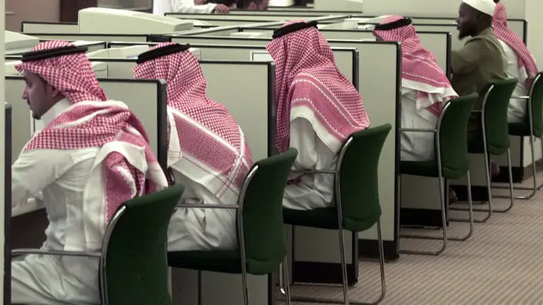 موعد صرف رواتب العاملين بالقطاع الخاص .. وزارة الموارد البشرية توضح التفاصيل كاملة وسلم الرواتب الجديد