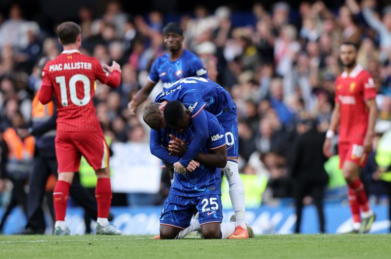 تشيلسي يعرقل احتفالات ليفربول بالتتويج وينتزع الفوز بثلاثية في الدوري الإنجليزي