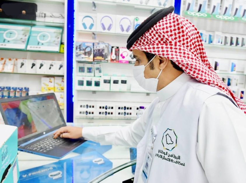 2077 زيارة تكشف عن 71 حالة اشتباه بالتستر في 6 أنشطة تجارية