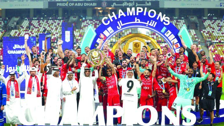 شباب الأهلي يحتفل بتسليم درع الدوري إلى دبي