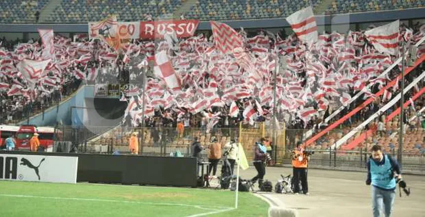 جماهير الزمالك تتوافد على مقر النادي لاستقلال حافلات برج العرب